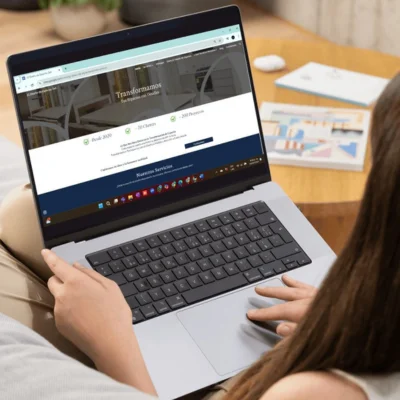 Mujer revisando la página de su negocio en una laptop