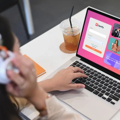 Persona gestionando su plataforma de captación desde una cafetería